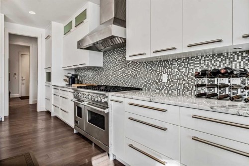 405 29 Avenue Ne, Calgary, AB - Indoor Photo Showing Kitchen With Upgraded Kitchen