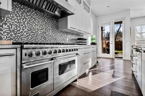 405 29 Avenue Ne, Calgary, AB - Indoor Photo Showing Kitchen