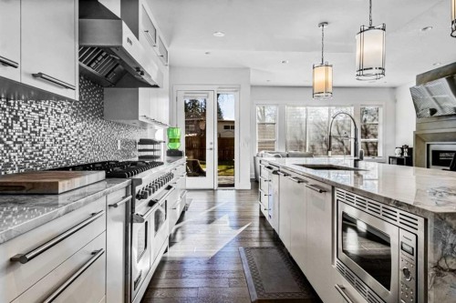 405 29 Avenue Ne, Calgary, AB - Indoor Photo Showing Kitchen With Upgraded Kitchen
