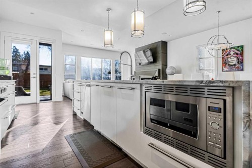 405 29 Avenue Ne, Calgary, AB - Indoor Photo Showing Kitchen With Upgraded Kitchen
