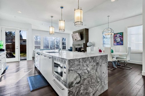 405 29 Avenue Ne, Calgary, AB - Indoor Photo Showing Kitchen With Upgraded Kitchen