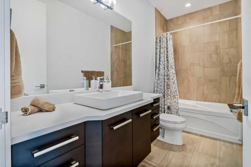405 29 Avenue Ne, Calgary, AB - Indoor Photo Showing Bathroom