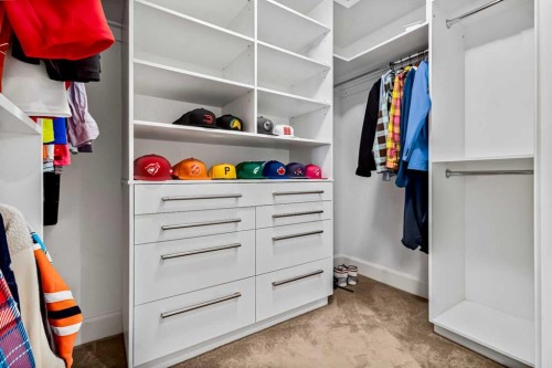 405 29 Avenue Ne, Calgary, AB - Indoor With Storage