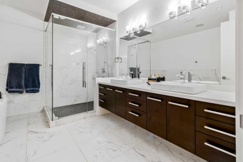405 29 Avenue Ne, Calgary, AB - Indoor Photo Showing Bathroom