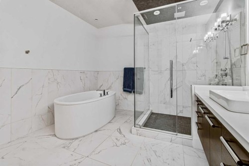 405 29 Avenue Ne, Calgary, AB - Indoor Photo Showing Bathroom