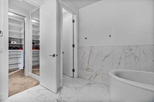 405 29 Avenue Ne, Calgary, AB - Indoor Photo Showing Bathroom