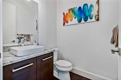 405 29 Avenue Ne, Calgary, AB - Indoor Photo Showing Bathroom