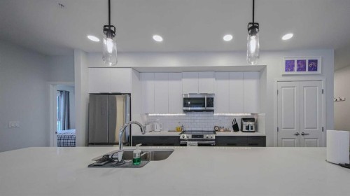 2209-33 Carringham Gate Nw, Calgary, AB - Indoor Photo Showing Kitchen With Double Sink With Upgraded Kitchen