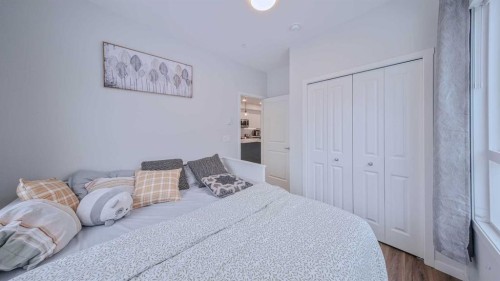2209-33 Carringham Gate Nw, Calgary, AB - Indoor Photo Showing Bedroom