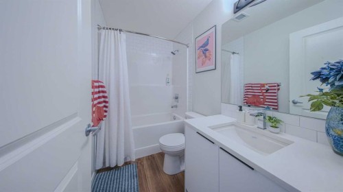 2209-33 Carringham Gate Nw, Calgary, AB - Indoor Photo Showing Bathroom
