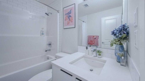 2209-33 Carringham Gate Nw, Calgary, AB - Indoor Photo Showing Bathroom