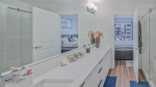 2209-33 Carringham Gate Nw, Calgary, AB - Indoor Photo Showing Bathroom