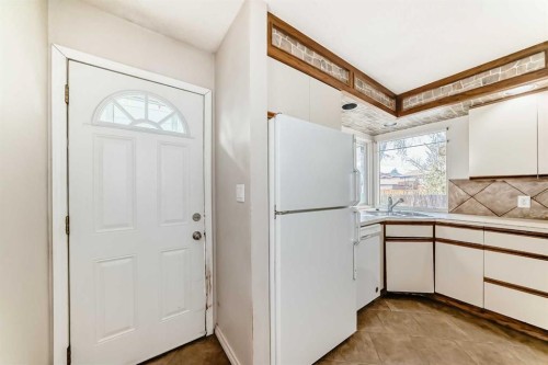 927 Midridge Drive Se, Calgary, AB - Indoor Photo Showing Kitchen