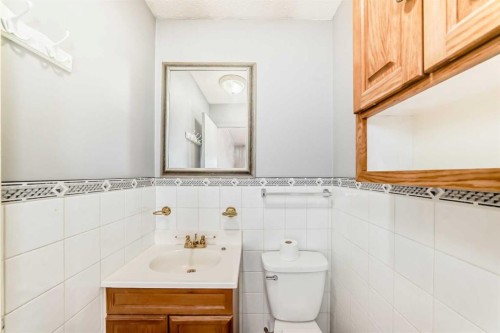 927 Midridge Drive Se, Calgary, AB - Indoor Photo Showing Bathroom