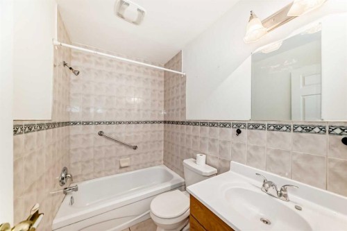 927 Midridge Drive Se, Calgary, AB - Indoor Photo Showing Bathroom