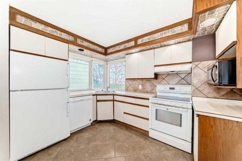 927 Midridge Drive Se, Calgary, AB - Indoor Photo Showing Kitchen