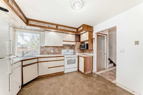 927 Midridge Drive Se, Calgary, AB - Indoor Photo Showing Kitchen