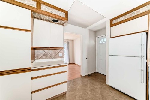 927 Midridge Drive Se, Calgary, AB - Indoor Photo Showing Other Room