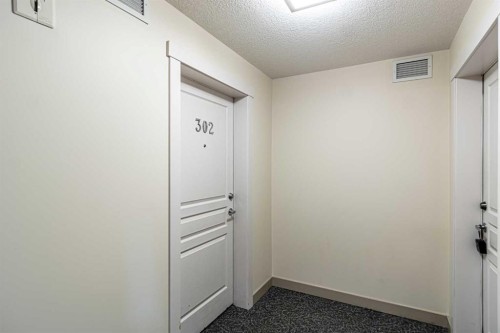 302-2300 Evanston Square Nw, Calgary, AB - Indoor Photo Showing Other Room