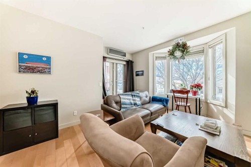 204-830 Centre Avenue Ne, Calgary, AB - Indoor Photo Showing Living Room
