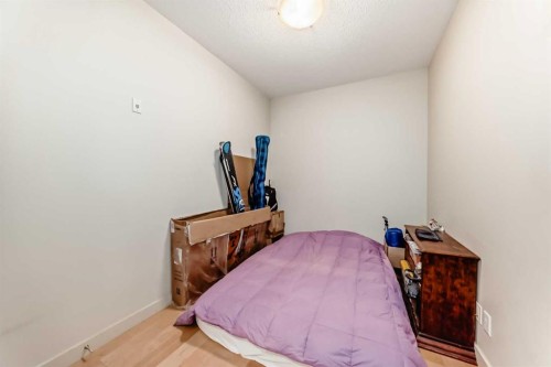 204-830 Centre Avenue Ne, Calgary, AB - Indoor Photo Showing Bedroom
