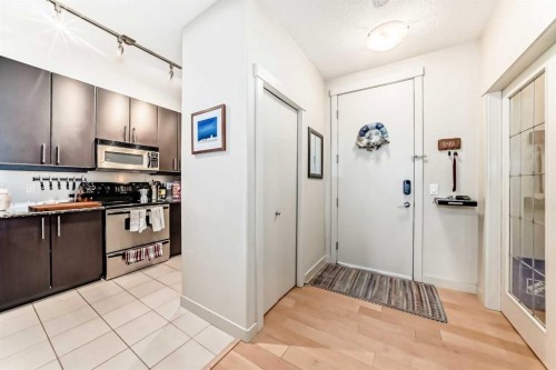 204-830 Centre Avenue Ne, Calgary, AB - Indoor Photo Showing Kitchen