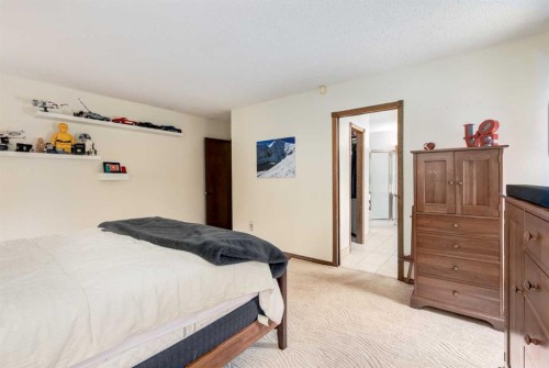 76 Sunmount Road Se, Calgary, AB - Indoor Photo Showing Bedroom