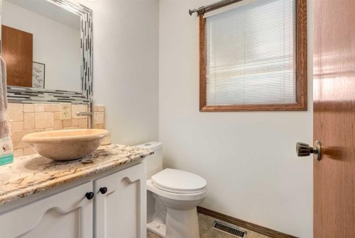 76 Sunmount Road Se, Calgary, AB - Indoor Photo Showing Bathroom