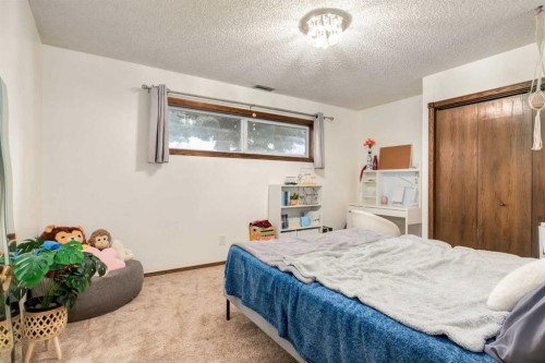 76 Sunmount Road Se, Calgary, AB - Indoor Photo Showing Bedroom