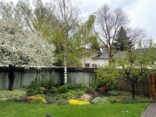 76 Sunmount Road Se, Calgary, AB - Outdoor With Backyard