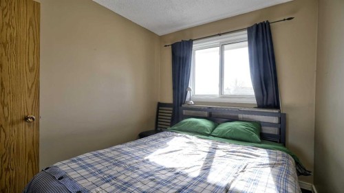 35 Riverbirch Road Se, Calgary, AB - Indoor Photo Showing Bedroom