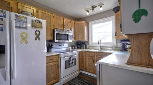 35 Riverbirch Road Se, Calgary, AB - Indoor Photo Showing Kitchen