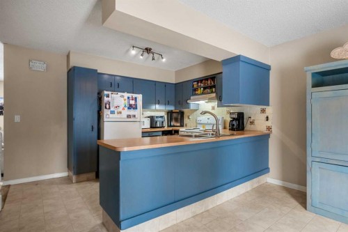 83 Deerbow Place Se, Calgary, AB - Indoor Photo Showing Kitchen
