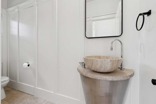 1 Discovery Ridge Link Sw, Calgary, AB - Indoor Photo Showing Bathroom