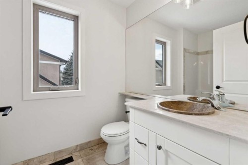 1 Discovery Ridge Link Sw, Calgary, AB - Indoor Photo Showing Bathroom