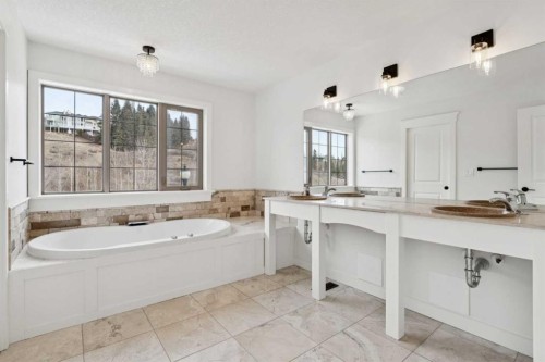 1 Discovery Ridge Link Sw, Calgary, AB - Indoor Photo Showing Bathroom