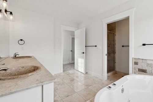 1 Discovery Ridge Link Sw, Calgary, AB - Indoor Photo Showing Bathroom