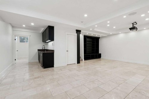 1 Discovery Ridge Link Sw, Calgary, AB - Indoor Photo Showing Other Room