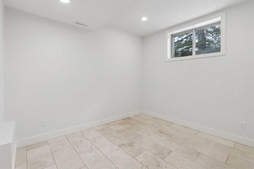 1 Discovery Ridge Link Sw, Calgary, AB - Indoor Photo Showing Other Room