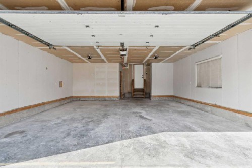 1 Discovery Ridge Link Sw, Calgary, AB - Indoor Photo Showing Garage