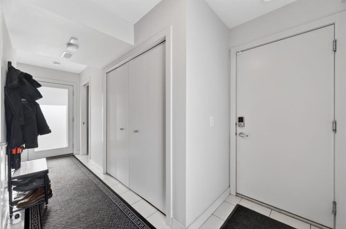 403 Bow Grove Nw, Calgary, AB - Indoor Photo Showing Other Room