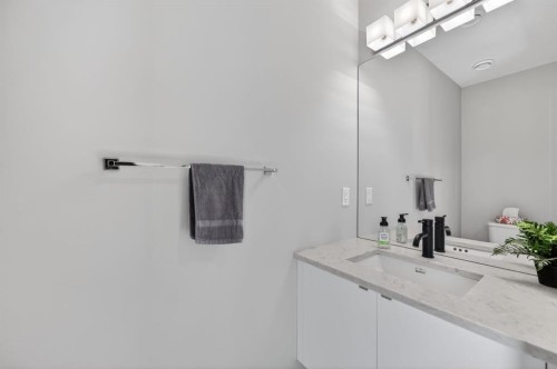 403 Bow Grove Nw, Calgary, AB - Indoor Photo Showing Bathroom