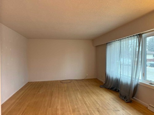 3203 9 Street Nw, Calgary, AB - Indoor Photo Showing Other Room