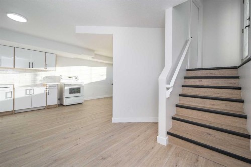 4249 Catalina Boulevard Ne, Calgary, AB - Indoor Photo Showing Kitchen
