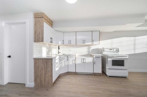 4249 Catalina Boulevard Ne, Calgary, AB - Indoor Photo Showing Kitchen