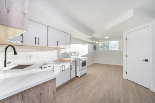 4249 Catalina Boulevard Ne, Calgary, AB - Indoor Photo Showing Kitchen