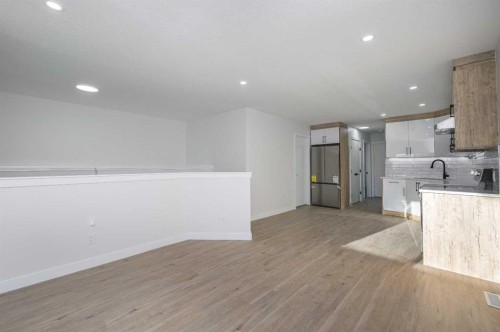 4249 Catalina Boulevard Ne, Calgary, AB - Indoor Photo Showing Kitchen