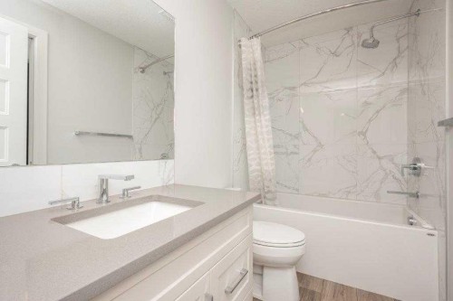 3103-80 Greenbriar Place Nw, Calgary, AB - Indoor Photo Showing Bathroom