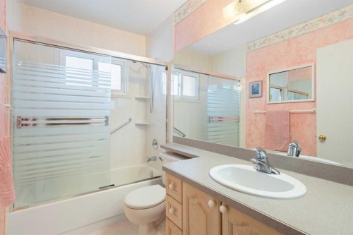 59 Hogarth Crescent Sw, Calgary, AB - Indoor Photo Showing Bathroom