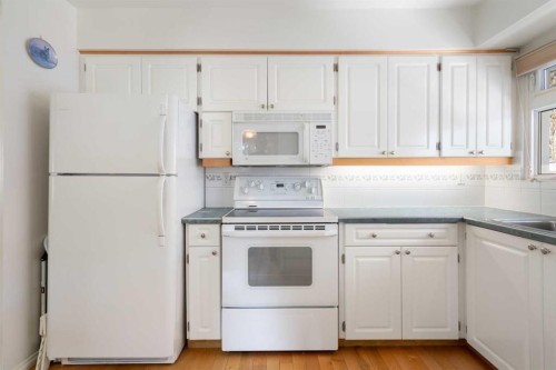 59 Hogarth Crescent Sw, Calgary, AB - Indoor Photo Showing Kitchen